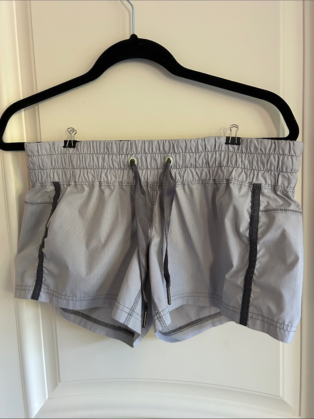 Lululemon grey and white 2.5 inch shorts in size 6 excellent condition